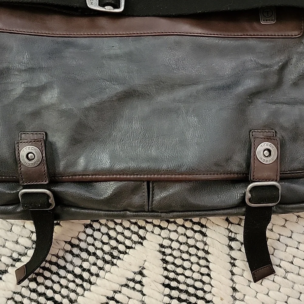 Tumi Messenger